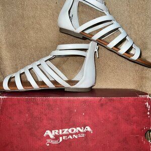 NWB Arizona Georgia White Sz 4‎ Zip Strappy Flat Sandal S04